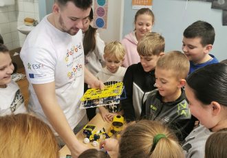 Teslina STEM akademija održana u Gospiću! Djeca učila kroz praktične radionice iz elektromagnetizma, robotike i optike!