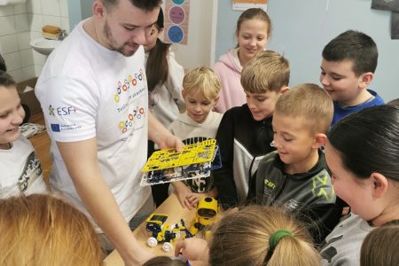 Teslina STEM akademija održana u Gospiću! Djeca učila kroz praktične radionice iz elektromagnetizma, robotike i optike!