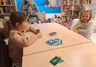 Praznici u knjižnici: društvene igre kao most između djece, roditelja i zajednice