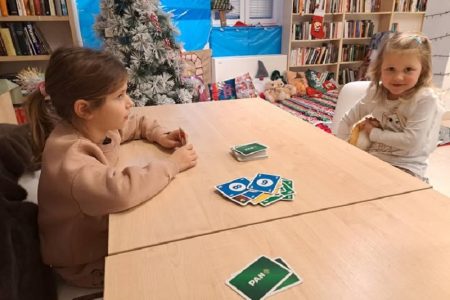 Praznici u knjižnici: društvene igre kao most između djece, roditelja i zajednice