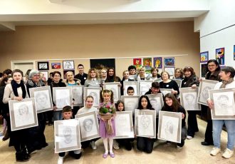 LIJEPO: Otvorena izložba dječjih radova „Boje podrške” u Gospiću