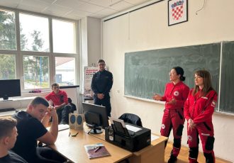 Obilježen Europski dan broja 112: Maturanti u Gospiću učili o sustavu civilne zaštite i volontiranju