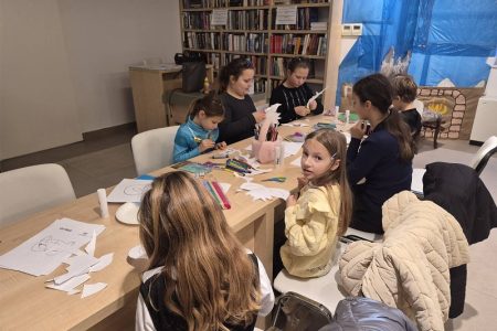 Kreativno i radno u Gradskoj knjižnici Novalja: djeca izrađivala karnevalske maske i učila uz podršku