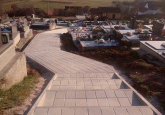 Općina Perušić proračunskim sredstvima obnavlja infrastrukturu u groblju u Donjem Kosinju