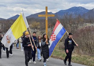 U Lovincu održan biskupijski križni put mladih na ruti dugoj 12 kilometara