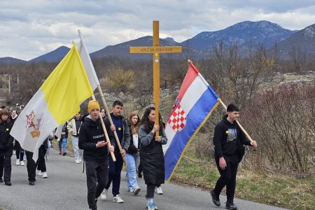 U Lovincu održan biskupijski križni put mladih na ruti dugoj 12 kilometara