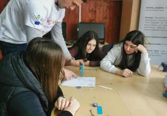 U Gospiću održane radionice o elektrostatici za osnovnoškolce
