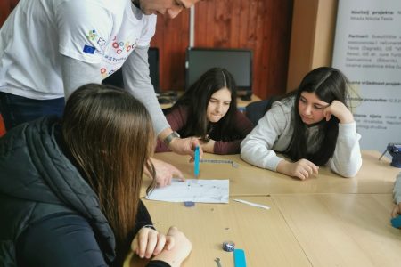 U Gospiću održane radionice o elektrostatici za osnovnoškolce