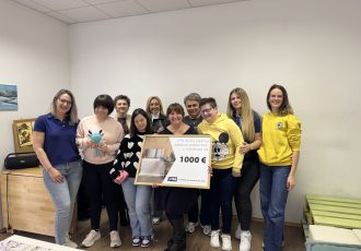 JYSK stiže u Gospić: Otvorenje trgovine uz donaciju Udruzi „Pčelice“