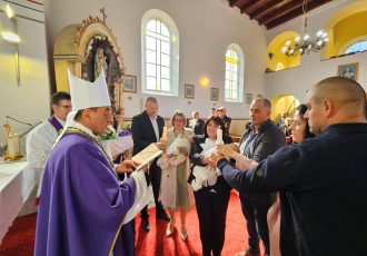 Biskup Marko Medo u pastoralnom pohodu Brinju i Lipicama, krstio sedmo i osmo dijete u obitelji Brbot