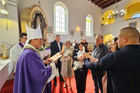 Biskup Marko Medo u pastoralnom pohodu Brinju i Lipicama, krstio sedmo i osmo dijete u obitelji Brbot