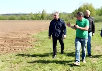 Ministar Vlajčić posadio čuvanu sortu krumpira Koravca u Raduču