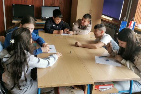 Mladi u Gospiću učili o magnetizmu kroz interaktivne STEM radionice