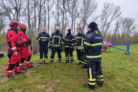 Vatrogasci sudjelovali u spašavanju 30 osoba na rijeci Savi