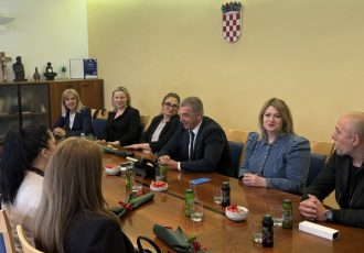 Obilježen Dan sestrinstva u Gospiću – Milinović: „Bez medicinskih sestara i tehničara nema kvalitetne skrbi za pacijente“