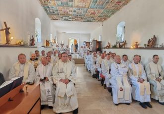 Zajedništvo svećenika dviju biskupija u Svetištu Majke Božje od Krasna