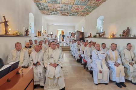 Zajedništvo svećenika dviju biskupija u Svetištu Majke Božje od Krasna