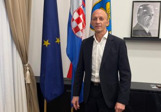 Župan Ernest Petry o incidentu u Novalji:“Ostao sam zatečen događajem na koji nisam mogao utjecati, niti sam u istome sudjelovao bilo kojim svojim postupkom”