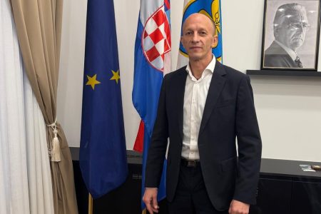 Župan Ernest Petry o incidentu u Novalji:“Ostao sam zatečen događajem na koji nisam mogao utjecati, niti sam u istome sudjelovao bilo kojim svojim postupkom”
