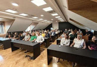 „Knjiga kao glas upozorenja”: U Gospiću održana važna tribina o izazovima odrastanja