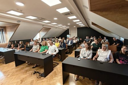 „Knjiga kao glas upozorenja”: U Gospiću održana važna tribina o izazovima odrastanja