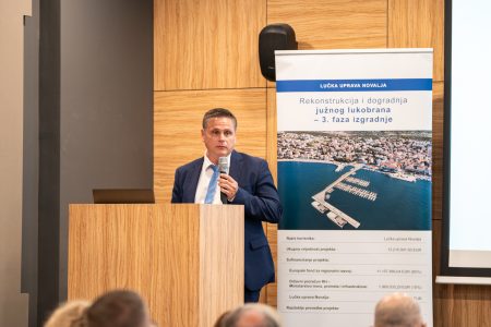 Kreće završna faza rekonstrukcije južnog lukobrana u Novalji