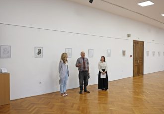 U Otočcu otvorena izložba “Portreti Sluge Božjeg fra Ante Tomičića“