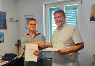 Novi korak prema sigurnijoj luci: Lučka uprava Novalja i tvrtka Marinetek potpisali ugovor za valobranski ponton
