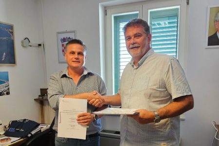 Novi korak prema sigurnijoj luci: Lučka uprava Novalja i tvrtka Marinetek potpisali ugovor za valobranski ponton