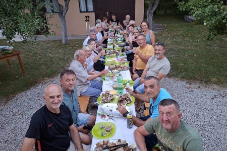 „Kađerovčani“ se okupili i razveselili u svom selu u kojima je sve manje stalnih stanovnika