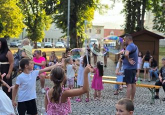 Cirkus KoraZon otvorio Dječje ljeto u Otočcu uz žonglere, balone od sapunice i radionicu za najmlađe