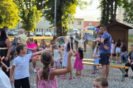 Cirkus KoraZon otvorio Dječje ljeto u Otočcu uz žonglere, balone od sapunice i radionicu za najmlađe
