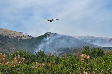 Požari na Dinari i kod Gračaca i dalje aktivni, jedan vatrogasac lakše ozlijeđen