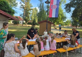 „Barbie Gačanka“ oduševila najmlađe u sklopu Dječjeg ljeta u Otočcu