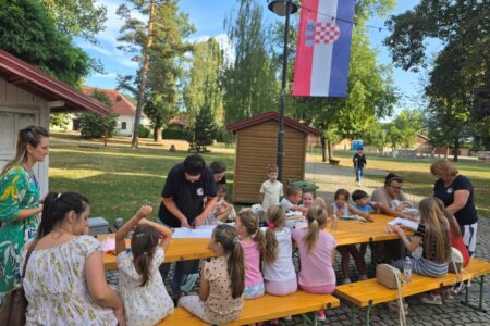„Barbie Gačanka“ oduševila najmlađe u sklopu Dječjeg ljeta u Otočcu