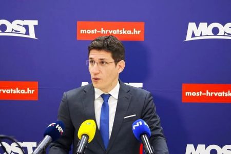 Most traži izvanrednu sjednicu Sabora, sutra stižu u Gospić