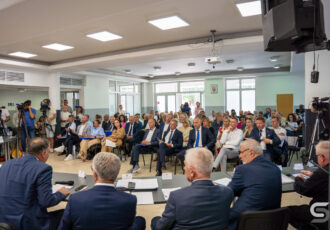 FOTO Ovako je izgledao politički dan u Gospiću: Počelo je pred kamerama, završilo napuštanjem dvorane