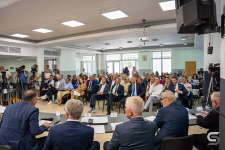 FOTO Ovako je izgledao politički dan u Gospiću: Počelo je pred kamerama, završilo napuštanjem dvorane