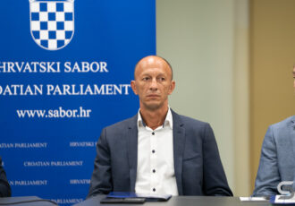 Ličko-senjski župan Ernest Petry o ilegalnom otpadu: „Kriminalce zatvoriti, otpad hitno sanirati“
