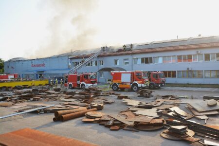 Požar u Karlovcu lokaliziran: 28 vatrogasnih vozila na terenu, provjerava se kvaliteta zraka