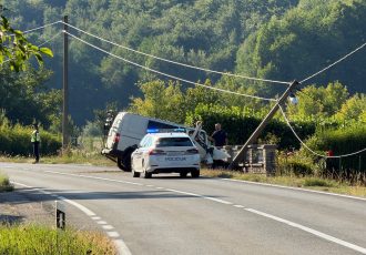 Prometna nesreća u Brušanima: Kombi udario u stup
