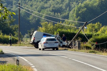 Prometna nesreća u Brušanima: Kombi udario u stup