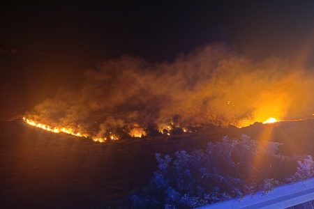 Vatrogasci i dalje na požarištima diljem priobalja