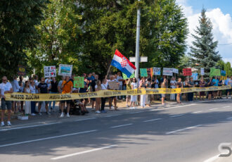 FOTO Žuta traka, transparenti i povici: Ovako su građani dočekali političare u Gospiću