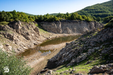 FOTO Voda se povukla, korita ostala gola: Pogledajte kako suša izgleda u Lici