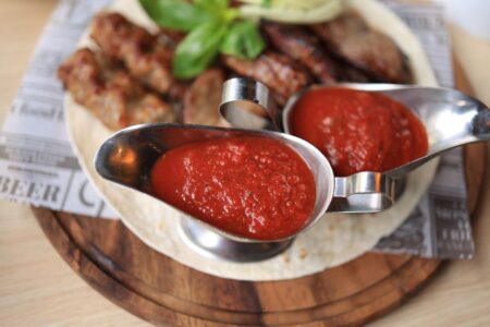 Kako napraviti domaći ajvar: 7 pogrešaka zbog kojih ostane vodenast ili izgubi okus