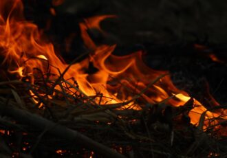 Požar u splitskom naselju Srinjine još nije lokaliziran