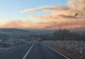 Brač: Zbog požara morskim putem evakuirano 500 ljudi