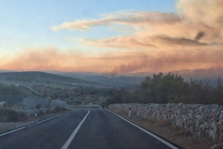 Brač: Zbog požara morskim putem evakuirano 500 ljudi