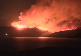 Brač: Aktivna fronta požara prema Milni, sve dostupne vatrogasne snage na terenu